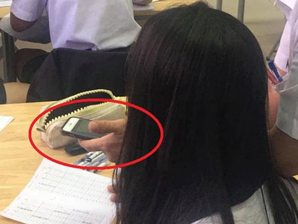 Nữ sinh đang kiểm tra bỗng nhiên bị thầy giáo lấy điện thoại ra chụp, zoom màn hình mới phát hiện sự thật tức cười