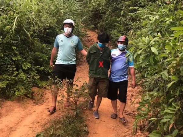 Bí mật của gã đàn ông chuyên thu hái hạt ươi bay tại vùng núi Đà Nẵng