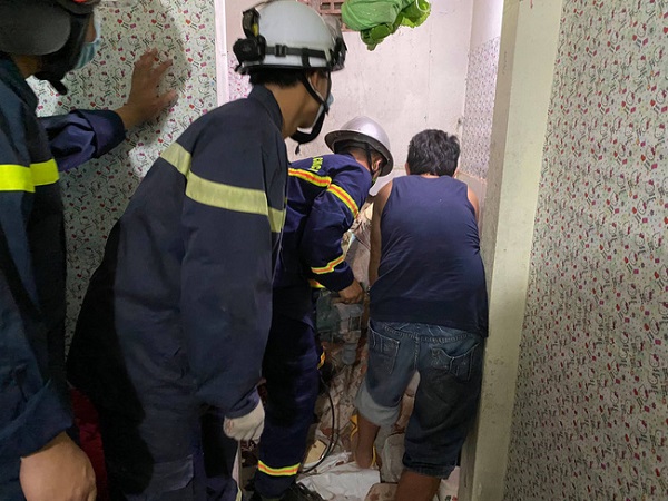 Hà Nội: Giải cứu cháu bé tự kỉ mắc kẹt 2 ngày trong khe hở giữa 2 nhà dân
