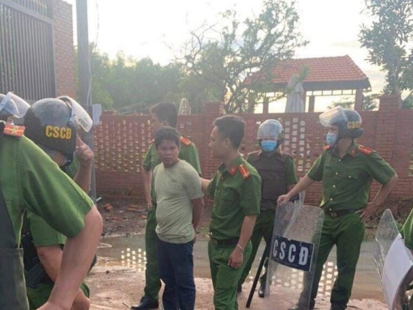 Khởi tố 2 cha con chém trọng thương công an, vi phạm phòng chống dịch