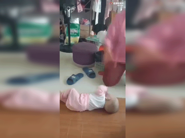 Clip: 15 giây bà mẹ cầm dép vụt mạnh vào mặt con nhỏ 13 lần liên tiếp khiến bé khóc thét, nguyên nhân phía sau làm MXH dậy sóng