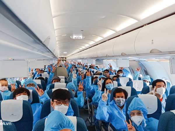 Ảnh: Hơn 600 người dân Đà Nẵng bị 'mắc kẹt' tại TP.HCM được trở về quê hương trên chuyến bay 0 đồng