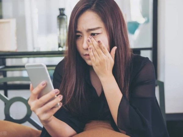 Sáng cuối tuần đang ngủ nướng, tôi giật mình nghe tiếng chuông điện thoại, đọc tin nhắn bố chồng gửi cho chồng mà cay mắt muốn khóc
