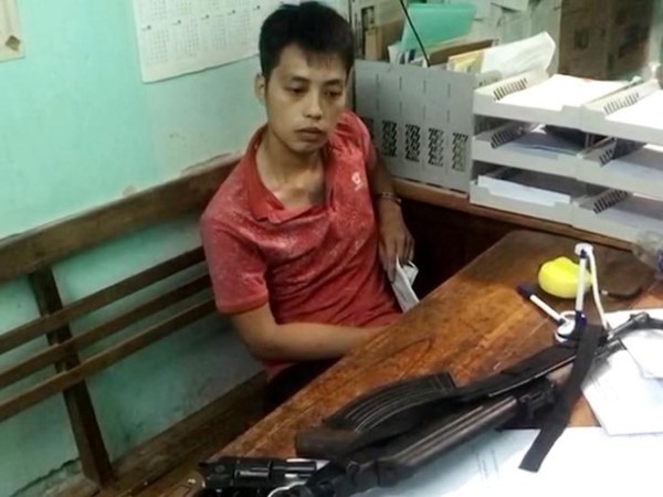 Mang súng AK đi bán, dắt thêm khẩu côn quay để phòng thân