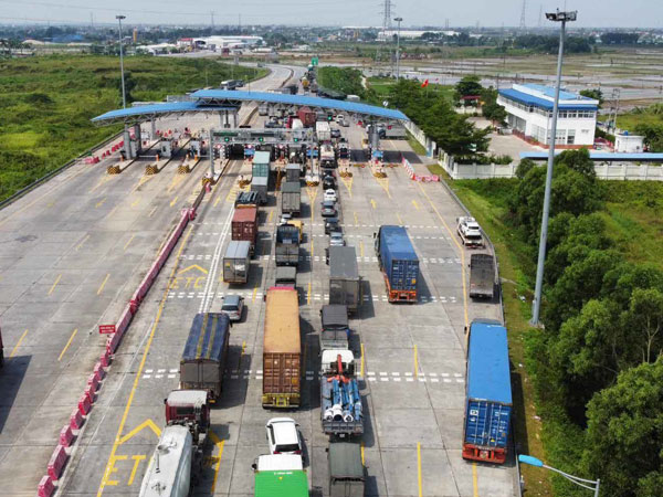 Chờ kiểm tra y tế, tài xế khoá cửa xe ngủ quên khiến giao thông thêm ùn tắc