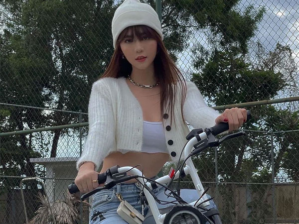 Đông Nhi diện đầm ôm sát 'có mà như không', Ngọc Trinh chơi luôn quần jeans 140 triệu cá tính không thua idol Kpop