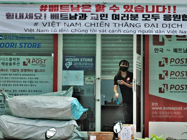 Hình ảnh độc đáo về người nước ngoài giãn cách xã hội ở Việt Nam