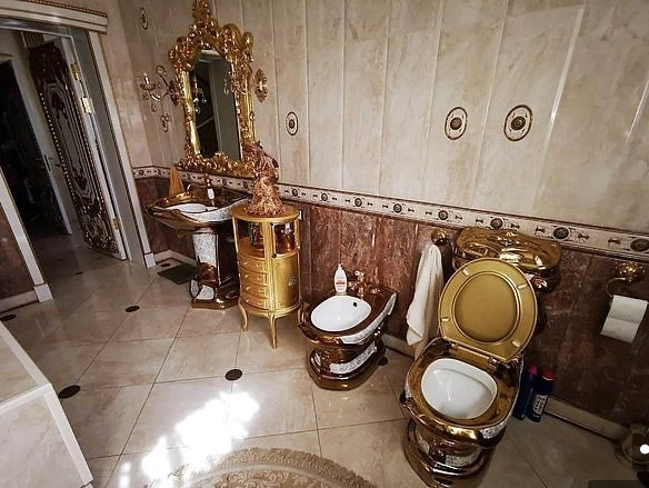 Sững sờ trước cuộc sống xa hoa của quan tham Nga vừa bị sa thải, nhà có bồn cầu bằng vàng