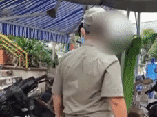 Tài xế xe công nghệ bị 2 bảo vệ tát thẳng mặt, lớn tiếng doạ nạt: 'Có biết đây là chỗ làm nhiệm vụ không... nhớ mặt tao nha'