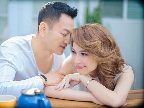 Thanh Thảo đăng ảnh ôm con gái kèm dòng trạng thái ẩn ý về chuyện 'kết thúc' làm rộ lên nghi vấn trục trặc hôn nhân với ông xã Việt kiều