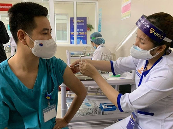 Hà Nội tiêm vaccine Covid-19 cho 5,1 triệu dân: Ai sẽ được ưu tiên tiêm trước?