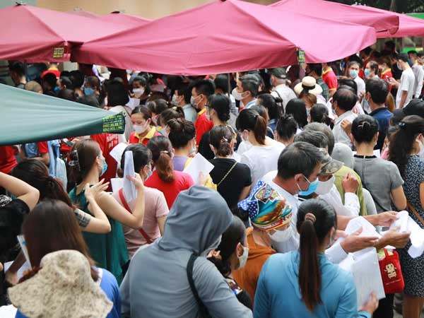 Hà Nội: Dòng người chen chân đến Bệnh viện E chờ tiêm phòng vắc xin Covid-19