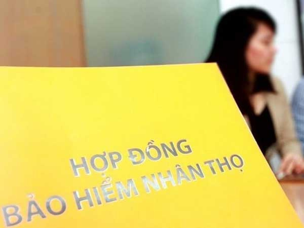 Miệng tư vấn, tay dúi ký, ngân hàng thu nghìn tỷ từ bán bảo hiểm