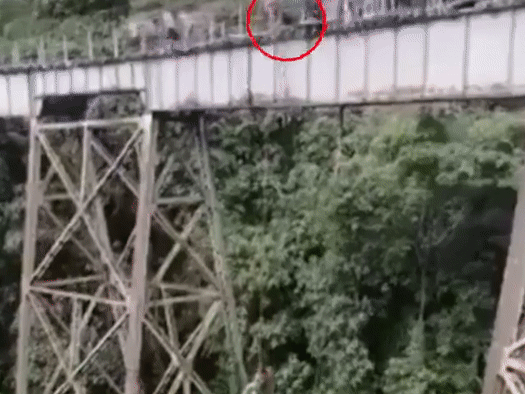Hiểu lầm tín hiệu của người chỉ dẫn, cô gái tự tin nhảy bungee rồi mất mạng, cảnh cuối đời lọt vào ống kính camera
