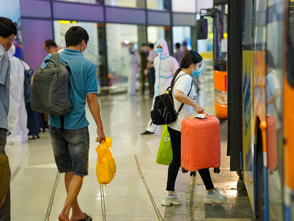 Hàng trăm người từ TP HCM về Hà Nội được đưa đi cách ly