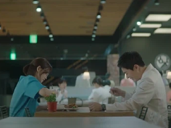 Preview Hospital Playlist 2 tập 7: Bệnh viện rơi vào rắc rối, 'nhà Gấu' chuẩn bị thành đôi còn Song Hwa - Ik Jun hẹn hò?