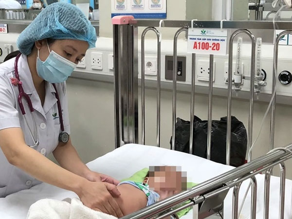 Mẹ bất cẩn vài phút, con trai 11 tháng tuổi nguy kịch trong phao bơi giải nhiệt tại nhà