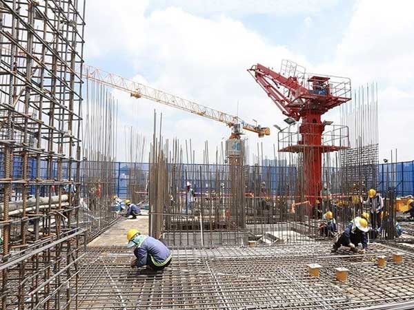 Giá thép tăng 'sốc', nhiều dự án bất động sản ngưng thi công