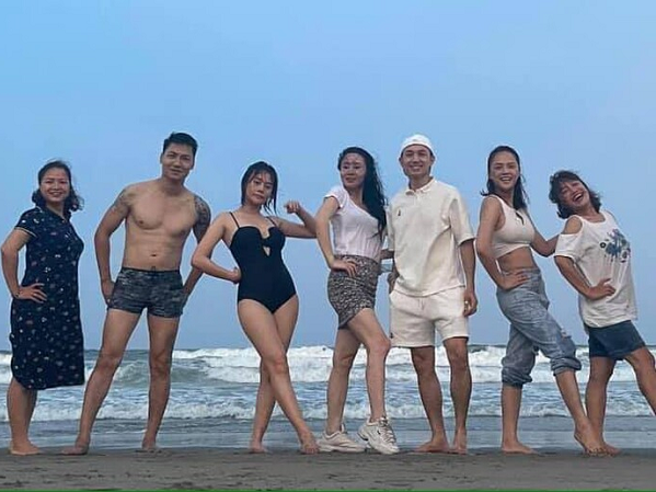 Hương vị tình thân lộ loạt ảnh hậu trường mới: Gây 'sốt' cảnh cả 3 gia đình vui vẻ đi biển, Nam - Long khoe body 'nóng bỏng'