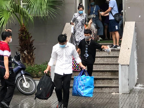 Hà Nội: Hàng trăm sinh viên KTX Mỹ Đình 2 đội mưa chuyển đồ, nhường chỗ cho khu cách ly Covid-19