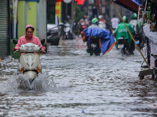 Nước tràn vào nhà, 'phố biến thành sông' sau mưa lớn ở Hà Nội