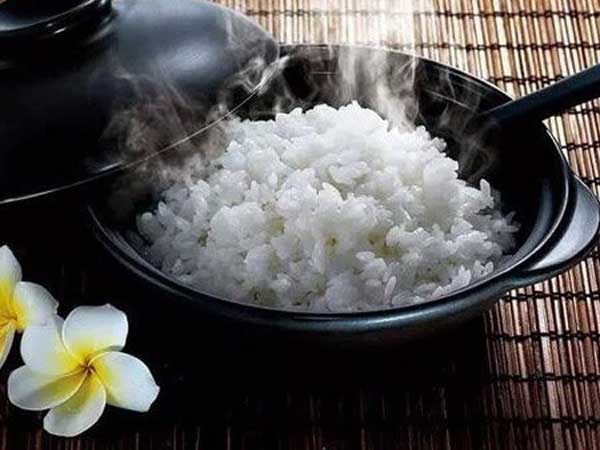 Đây là sai lầm nguy hiểm khi ăn cơm của nhiều người Việt, nếu không sớm thay đổi thì bạn sẽ 'rước' đủ thứ bệnh