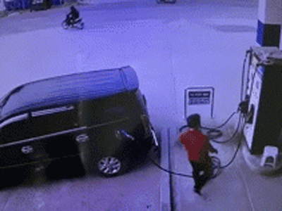 Tài xế đi xe Innova dùng 'tiểu xảo' để ăn bớt gần 500k của nhân viên trạm xăng