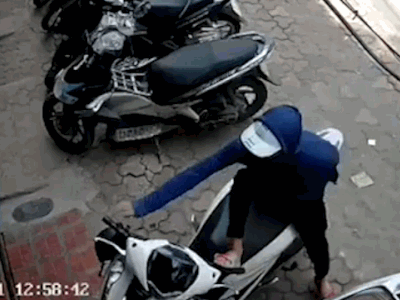 Video: Trộm dùng chân phá khóa, cuỗm SH nhanh như chớp trên phố Hà Nội