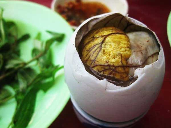 Sai lầm khi ăn trứng vịt lộn có thể gây hại cho cơ thể nhưng nhiều người vẫn đang mắc phải