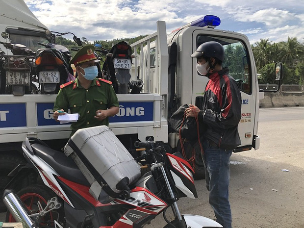 Gần 700 người chạy xe từ vùng dịch về Quảng Ngãi, 1 trường hợp mắc COVID-19