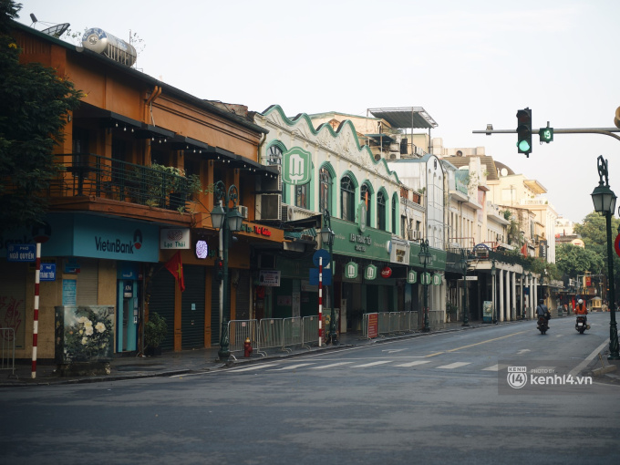 Hà Nội ngày đầu thực hiện giãn cách xã hội theo Chỉ thị 16: Đường phố vắng lặng, hàng quán đóng kín cửa im lìm