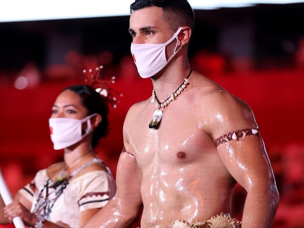 Nam thần xứ Tonga làm điên đảo mạng xã hội với màn cởi trần khoe body cơ bắp bóng nhẫy tại lễ khai mạc Olympic 2020