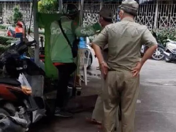 TP HCM: Tạm đình chỉ 2 bảo vệ dân phố đánh người ở chốt phong tỏa