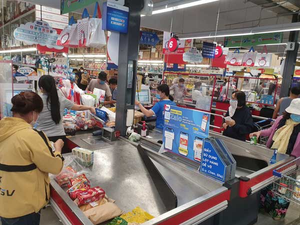 Khánh Hòa: Tạm ngừng hoạt động chợ truyền thống, dân đổ xô đi siêu thị 'gom' hàng