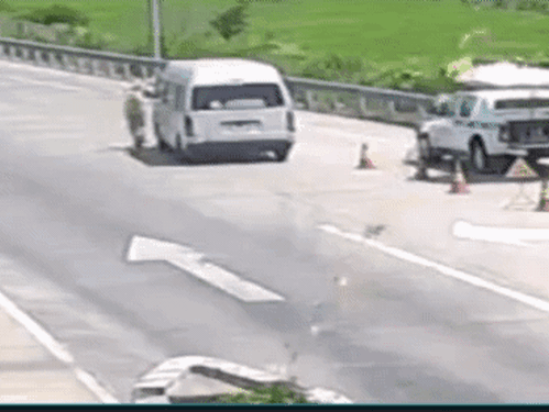 Lái ô tô đâm thẳng vào CSGT rồi bỏ chạy khỏi chốt kiểm dịch Covid-19