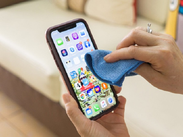 Dù bị cho là 'bẩn hơn toilet', Apple vẫn khuyến cáo không dùng oxy già để lau chùi iPhone