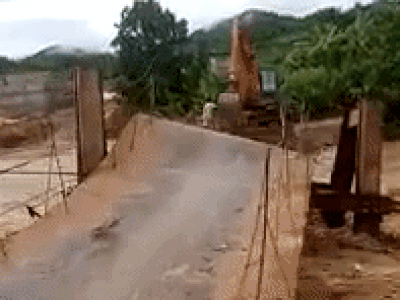 Clip: Khoảnh khắc lũ lớn cuốn trôi cả cây cầu ở Thanh Hóa