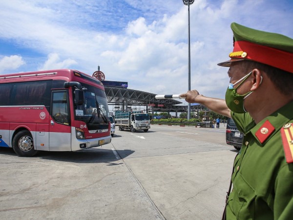 Hà Nội ngày đầu giãn cách xã hội: 100% phương tiện phải quay đầu tại 22 chốt kiểm soát cửa ngõ, các xe không thuộc 'luồng xanh' phải thay đổi lộ trình