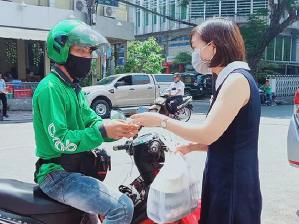 Hà Nội dừng tất cả dịch vụ shipper, hội chị em than trời vì quá chán nhưng vẫn bù lại được vài điểm này