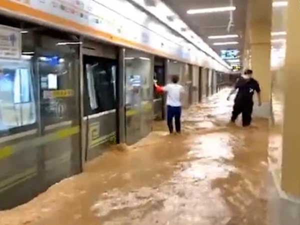 'Xin cứu chúng tôi': Khoảnh khắc cận kề cái chết theo lời kể của hành khách trên con tàu điện ngầm chìm trong trận lũ 'ngàn năm có một' ở Trung Quốc