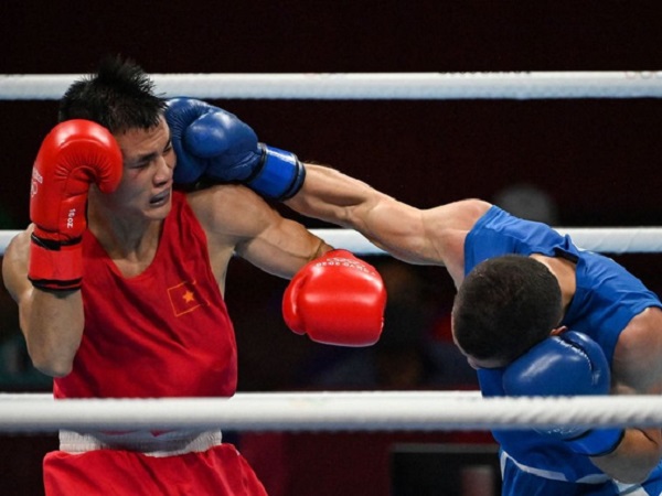 Tin cực vui tại Olympic: Võ sĩ boxing Nguyễn Văn Đương đấm ngã đối thủ, xuất sắc tiến vào vòng 1/8