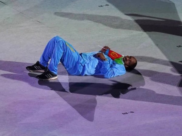 Lễ khai mạc Olympic dài như 'Cô dâu 8 tuổi', vận động viên chán nản nằm, bò ra sân