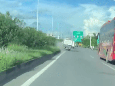 Hãi hùng xe tải như 'ngáo đá' phóng nhanh lạng lách, đâm bẹp dúm xe con rồi lao lên dải phân cách