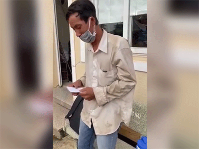 Người đàn ông đi bộ ròng rã 16 ngày để về quê, bật khóc vì nhận được hơn 7 triệu đồng: 'Em chưa bao giờ cầm số tiền lớn thế này'