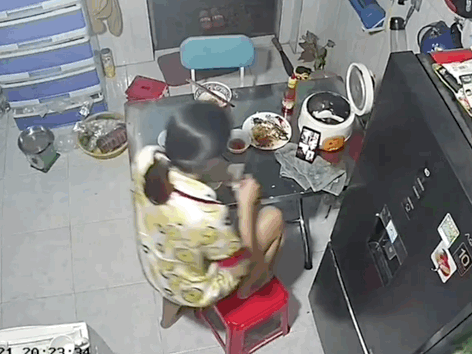 Người Việt có một thói quen cực kì nguy hiểm là gác chân lên ghế khi ăn, xin mời xem luôn clip này để thấy tai hoạ 'trời giáng' là thế nào!