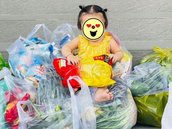 Lê Dương Bảo Lâm hứng nguyên rổ 'gạch' từ netizen vì để con gái ngồi lên thực phẩm chụp ảnh, lời giải thích có hợp lý?