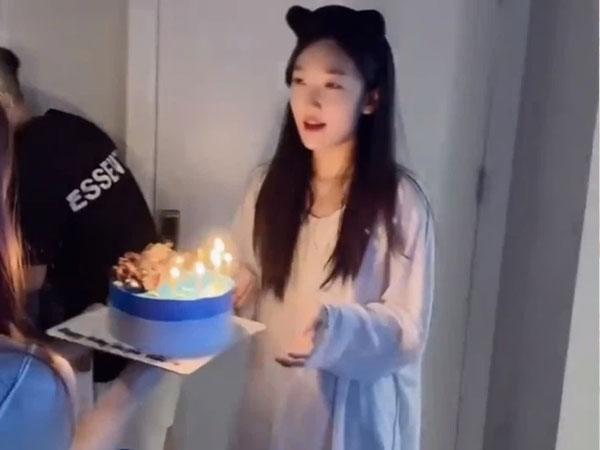 Cựu hot girl Hà Nội bất chấp Chỉ thị 16 vẫn tụ tập mừng sinh nhật, nghi vấn sử dụng bóng cười trong bữa tiệc