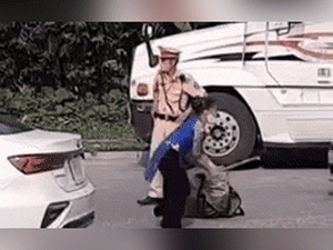 Clip: Người phụ nữ đá tung dép, múa côn ngay trước mặt CSGT ở chốt kiểm dịch