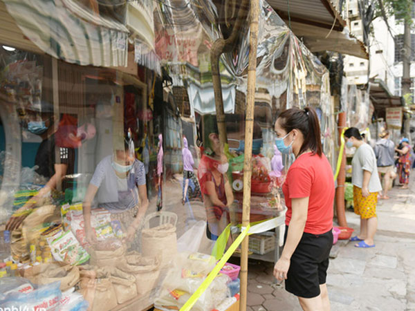 Hà Nội: Chợ dân sinh đầu tiên quây nylon kín mít để phòng tránh Covid-19 khi bán hàng