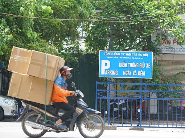 Hà Nội cho phép 'shipper' của các sàn thương mại điện tử được hoạt động